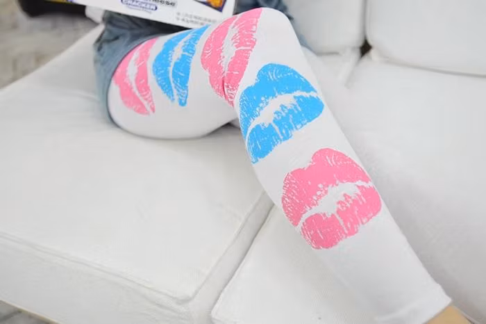 Vita leggings med läppar