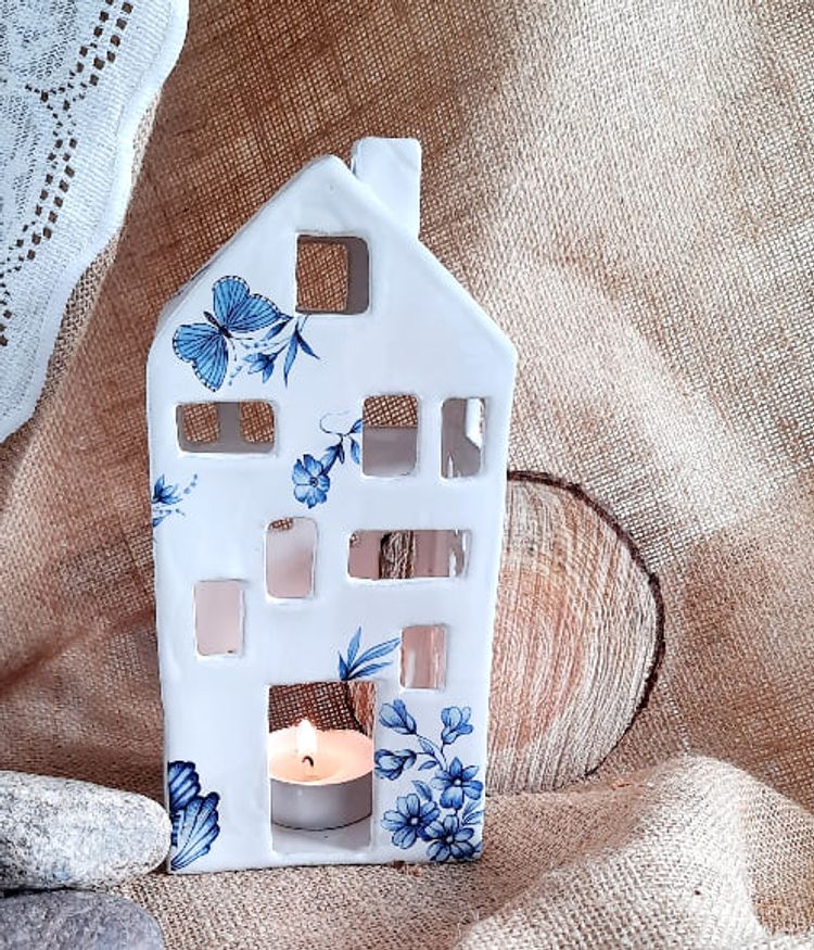 KERAMIKHUS, LJUSLYKTA BLÅ BLOMMOR