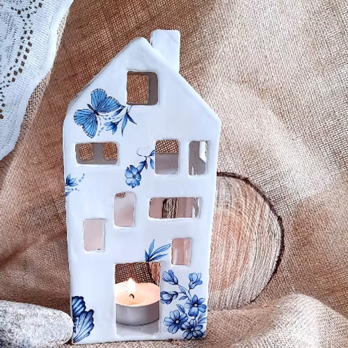 KERAMIKHUS, LJUSLYKTA BLÅ BLOMMOR