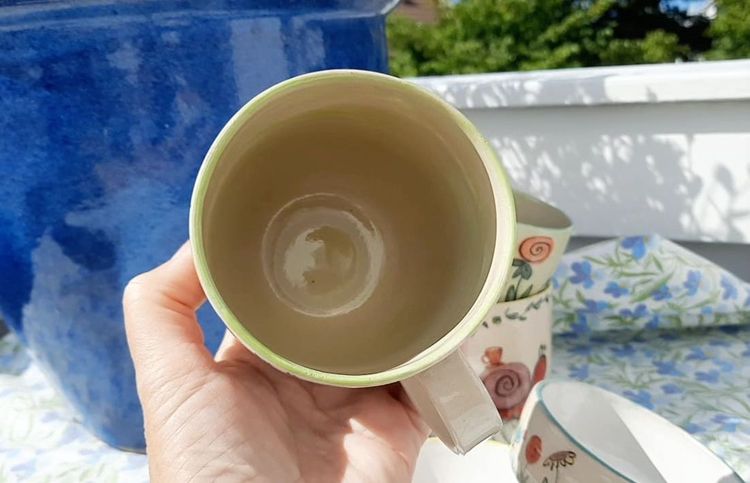 Keramikmugg lekfullt dekorerad
