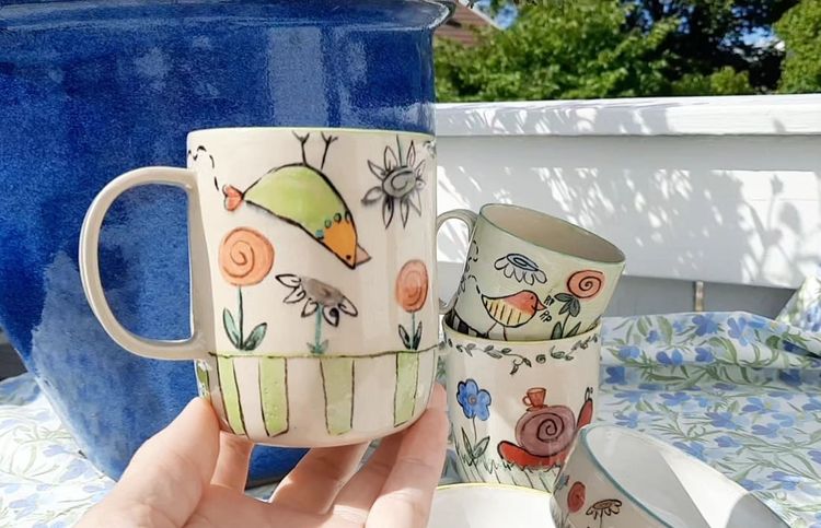 Keramikmugg lekfullt dekorerad