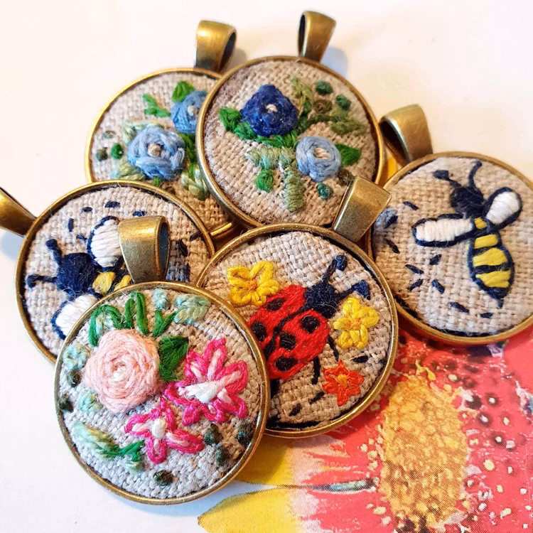 Broderat smycke bi