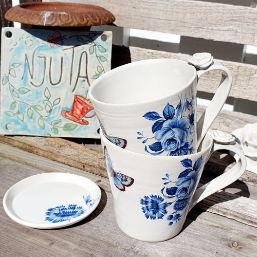Drejad kaffemugg med fjäril