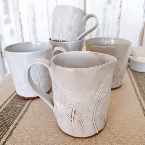 Keramikkanna med ristad sommaräng