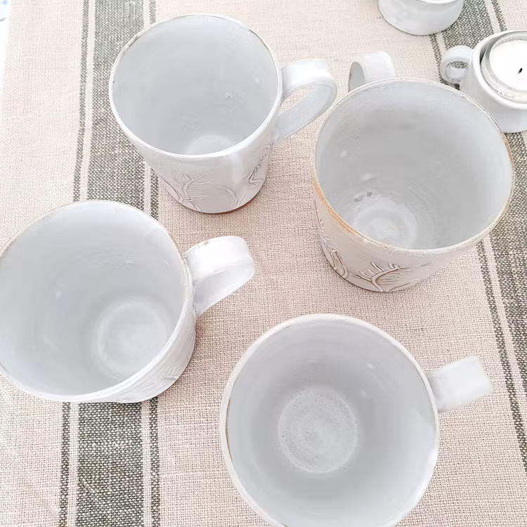 Keramikkanna med ristad sommaräng