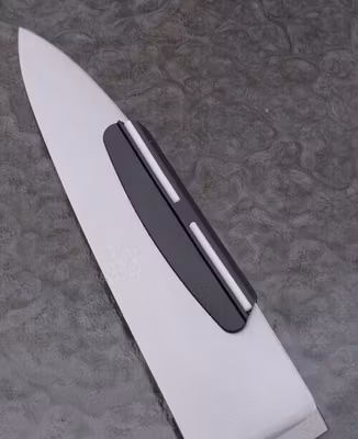 Hållare för kniv, hyvelstål el dyl. så eggen får samma vinkel