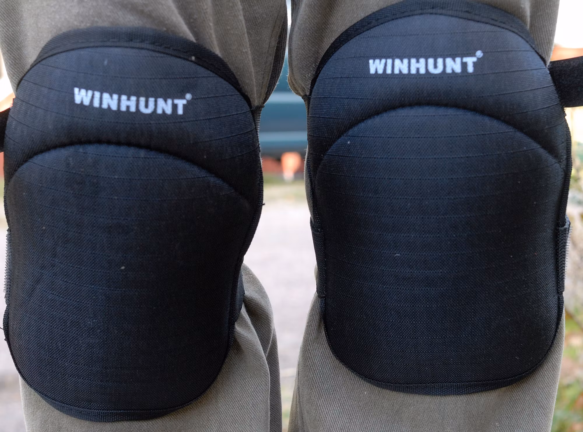 Lätt knäskydd som kan sitta på benet under trädgårdsarbete