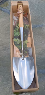 Lång handspade med brett rostfritt blad full längd 47 cm