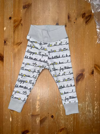 Byxor med mudd, " I love you" gul