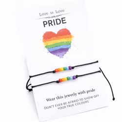 Regnbuearmbånd – sett med to armbånd på Pride-kort