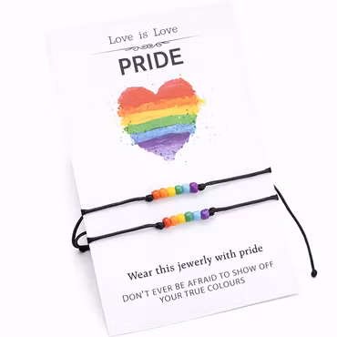 Regnbuearmbånd – sett med to armbånd på Pride-kort