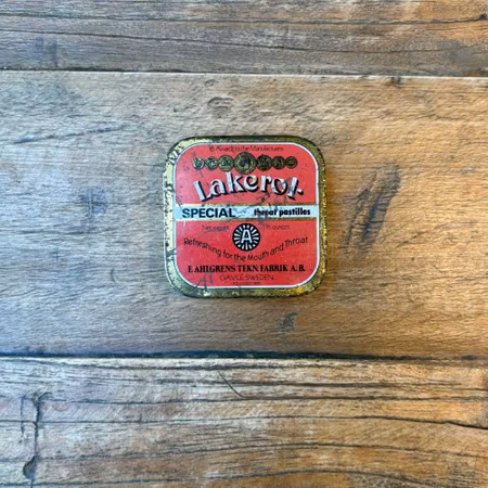 Läkerol vintage tablettask plåt röd