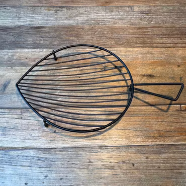 Stringfull fat svart metall med fötter
