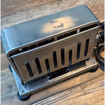 Äldre vintage brödrost i metall