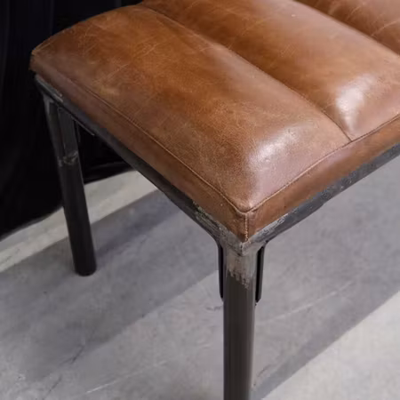 Sean stoppad bänk i brunt läder och metall