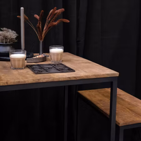 Mojje rustikt matbord med bänkar