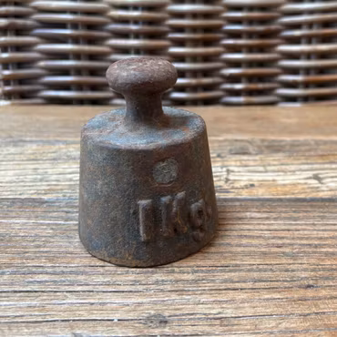 Vintage vikt 1 kg med patina