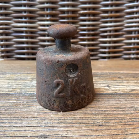 Vintage vikt 2 kg med patina