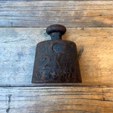 Vintage vikt 2 kg med patina