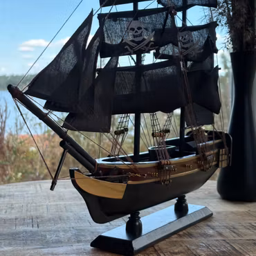 Piratskepp modellbåt i trä svart