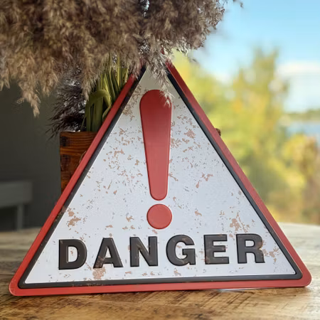 Danger metallskylt i rött och vitt