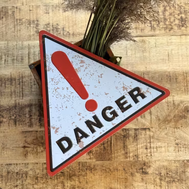 Danger metallskylt i rött och vitt