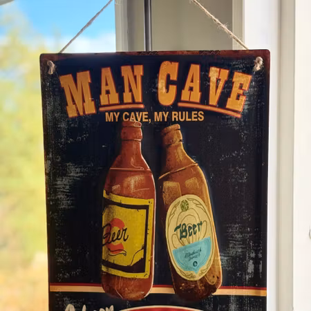 Mancave plåtskylt i flerfärg