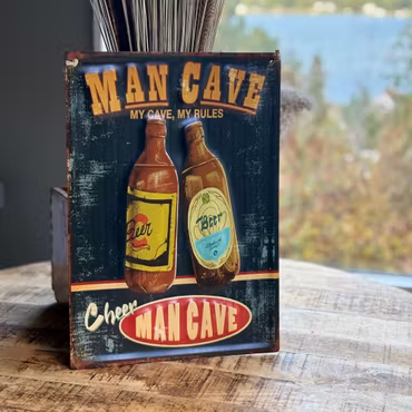 Mancave plåtskylt i flerfärg