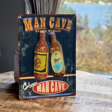 Mancave plåtskylt i flerfärg
