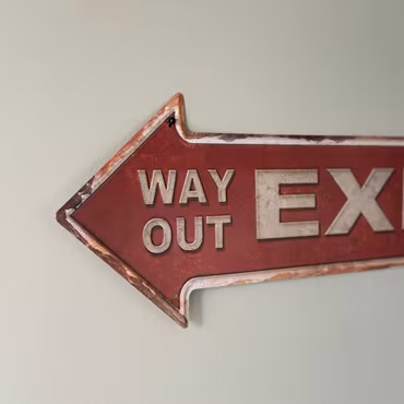 Exit plåtskylt i rött