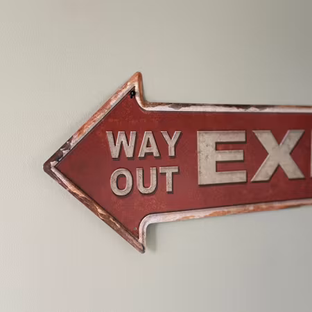 Exit plåtskylt i rött