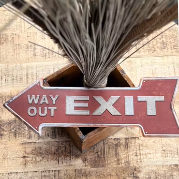 Exit plåtskylt i rött