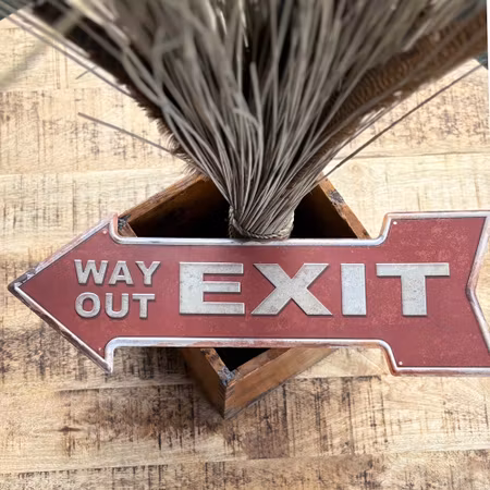 Exit plåtskylt i rött