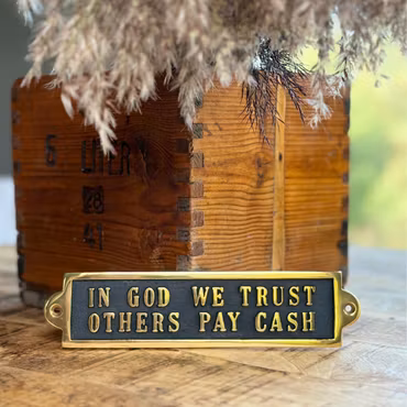 Tjock metallskylt med text ”cash..."