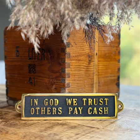 Tjock metallskylt med text ”cash..."