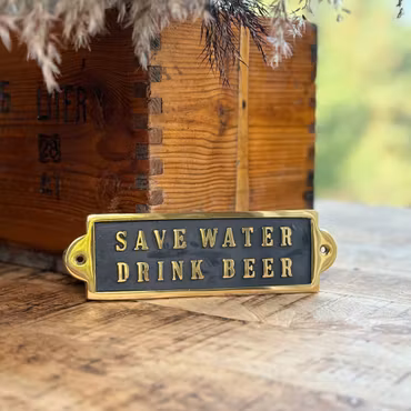 Tjock metallskylt med text ”beer..."