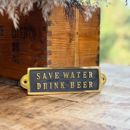 Tjock metallskylt med text ”beer..."