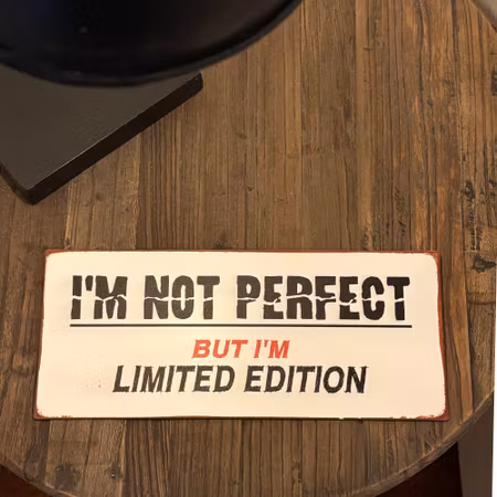 Metallskylt med text ”I’m not perfect..."