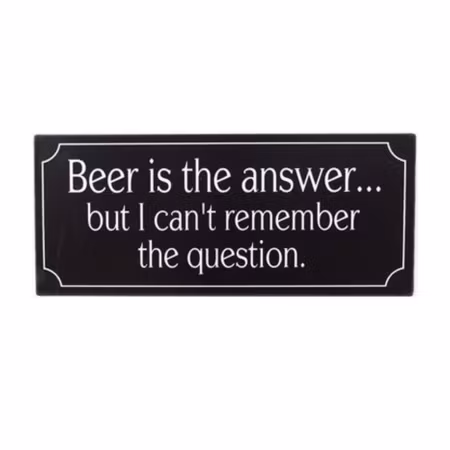 Metallskylt med text ”Beer is the answer..."