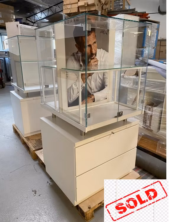 Begagnade 2 styck Glasmontrar med skylt på 2 sidor