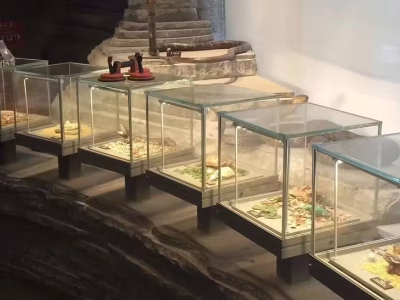 Glasvitrin BILLY-4 plan  -Glastopp, med LED-skena belysning