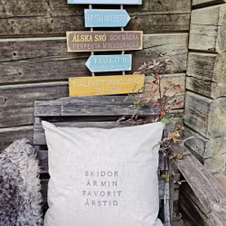 STIKKAN DESIGN-KUDDFODRAL: "SKIDOR ÄR MIN FAVORITÅRSTID" KUDDFODRAL 50*50