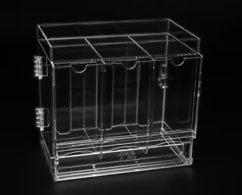 [BESTILLINGSVARE] – The Acrylic Box: 3-Slot Booster Pack Acrylic Dispenser