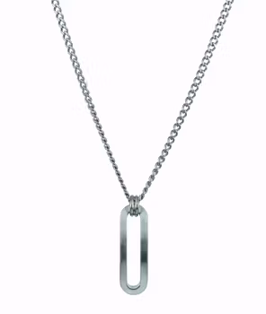 BENJAMIN Chain Arock Varumärke
• Längd: 72 cm - kedjan kan också fästas vid 62 cm
• Längd på hänge: 35 mm
• Bredd på hänge: 10 mm
• Förlängningskedja på 6 cm, vilket kan göra halsbandet upp till 78 cm långt