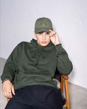 HOODIE Arock Varumärke
Modellen är 184 cm lång och bär storlek M. 

Mått storlek M:
• Bröstvidd: 57,5 cm
• Längd: 69,5 cm
• Ärmlängd: 60 cm
