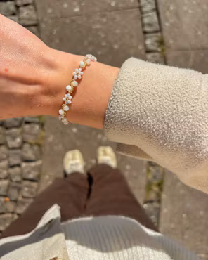 Swirl bracelet - white