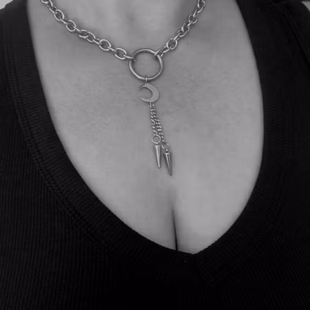 Spike Moon Necklace - O-Ring Halsband med Måne & Spikes i Rostfritt Stål
