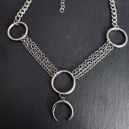 Crescent Storm Choker - Månskära & Trippelkedja | Rostfritt Stål