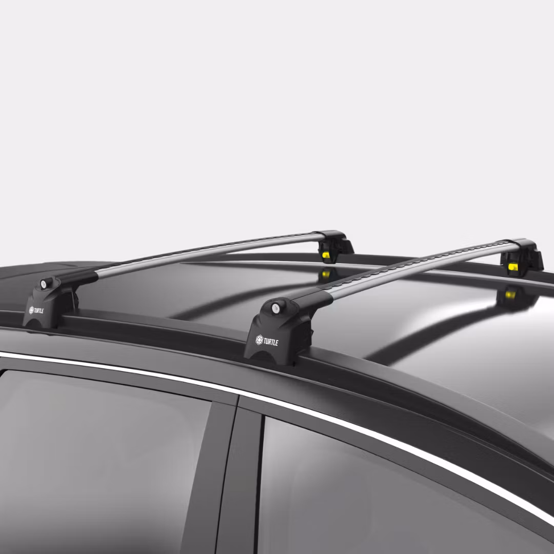 Dachträger Turtle Air montiert – schwarze aerodynamische Quertraverse mit abschließbaren Füßen