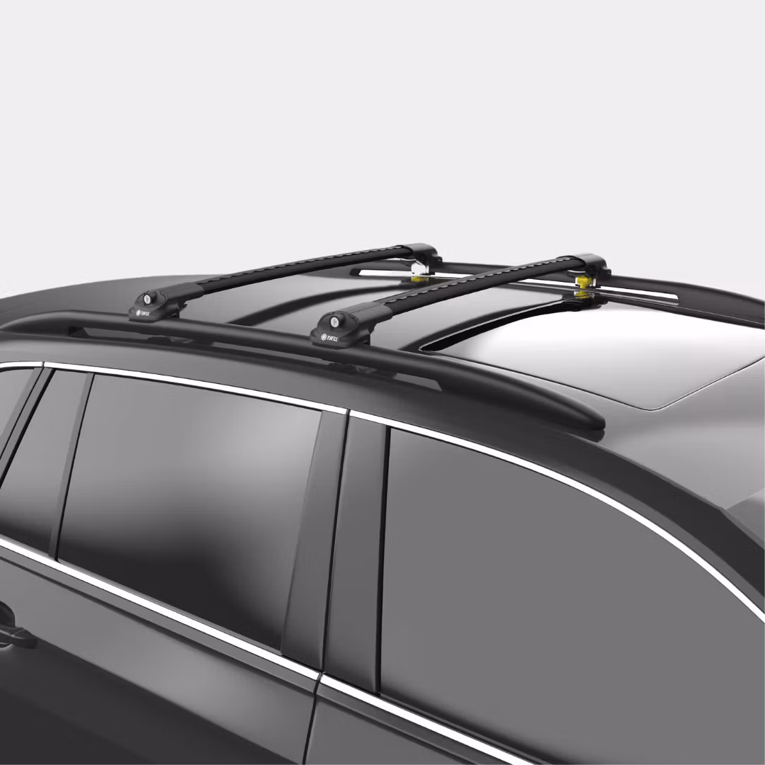Dachträger Turtle Air montiert – schwarze aerodynamische Quertraverse mit abschließbaren Füßen